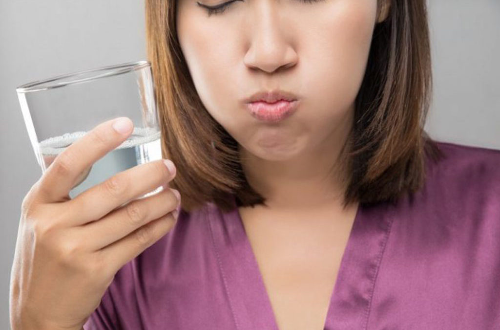 غرغره ی آب نمک